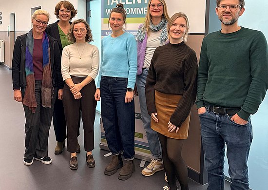 Gruppenfoto von Annette Berg gemeinsam mit Mitarbeitenden des Talentscoutings und der Zentralen Studienberatung der Bergischen Universität Wuppertal im Büro des Talentscoutings