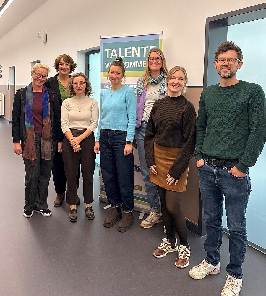 Gruppenfoto von Annette Berg gemeinsam mit Mitarbeitenden des Talentscoutings und der Zentralen Studienberatung der Bergischen Universität Wuppertal im Büro des Talentscoutings